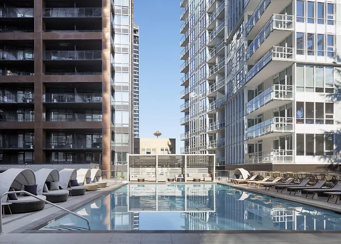 Hotel with pool: Level Seattle Downtown - South Lake Union